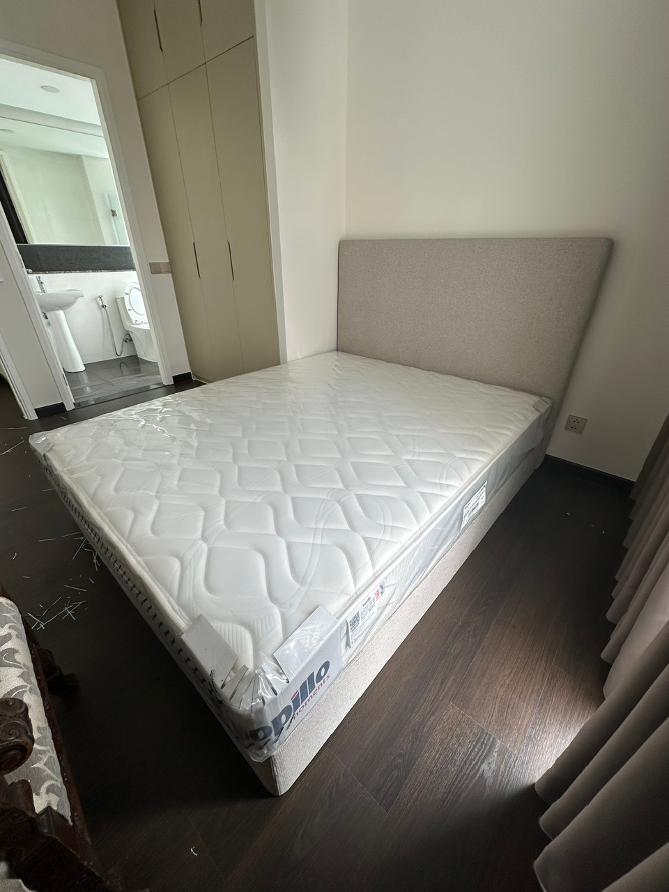 Queen Bed 43