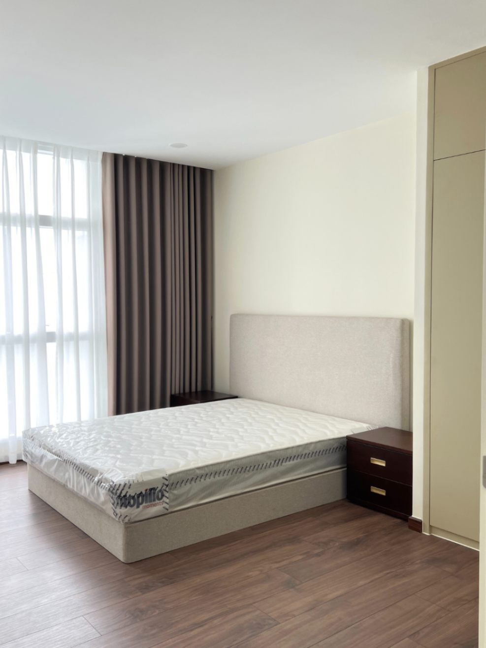 Queen Bed 43