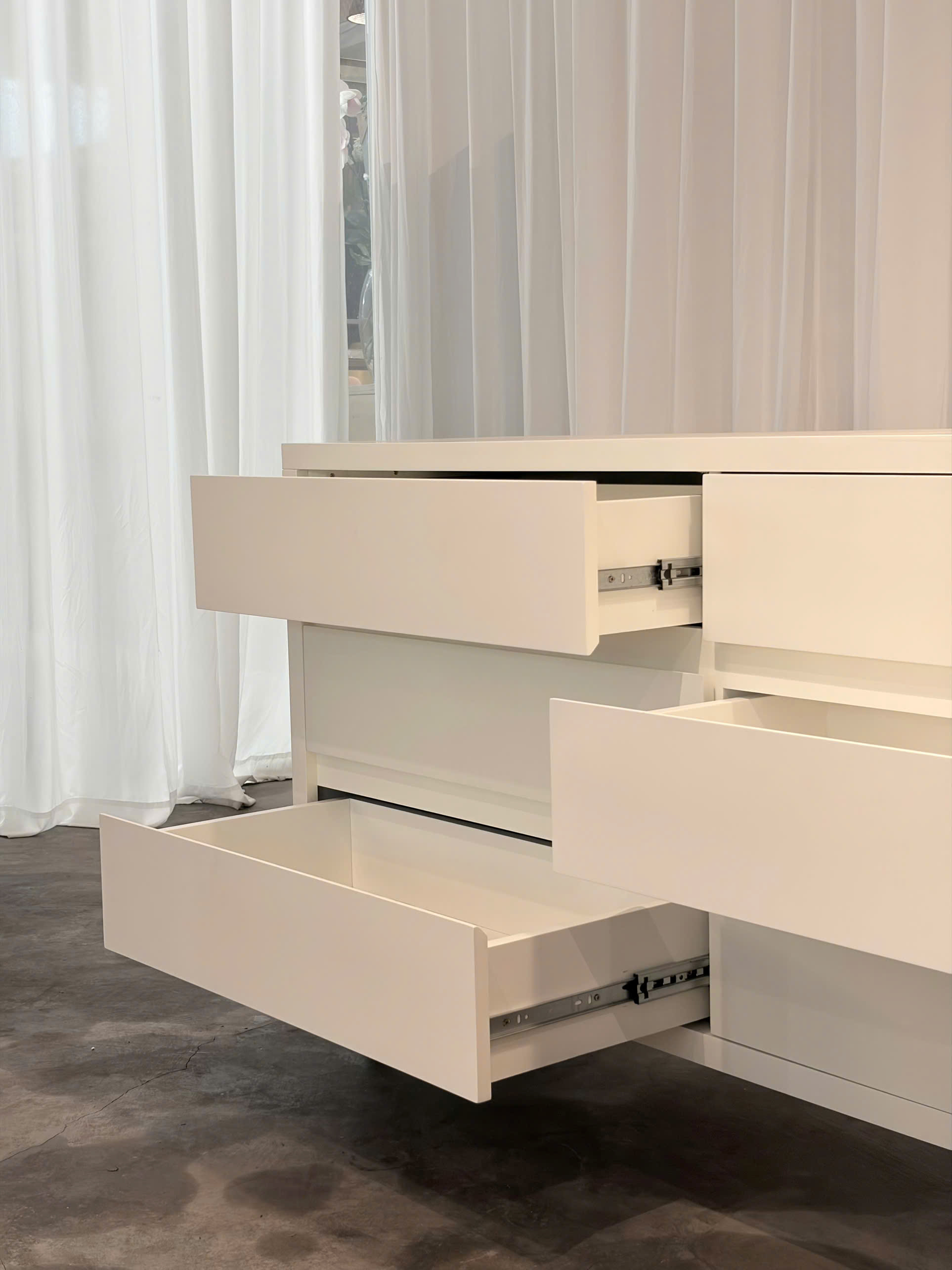 Cabinet 24