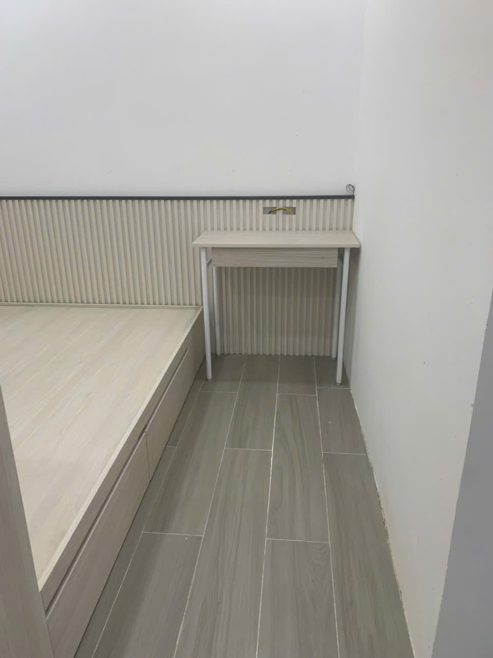 Desk 33