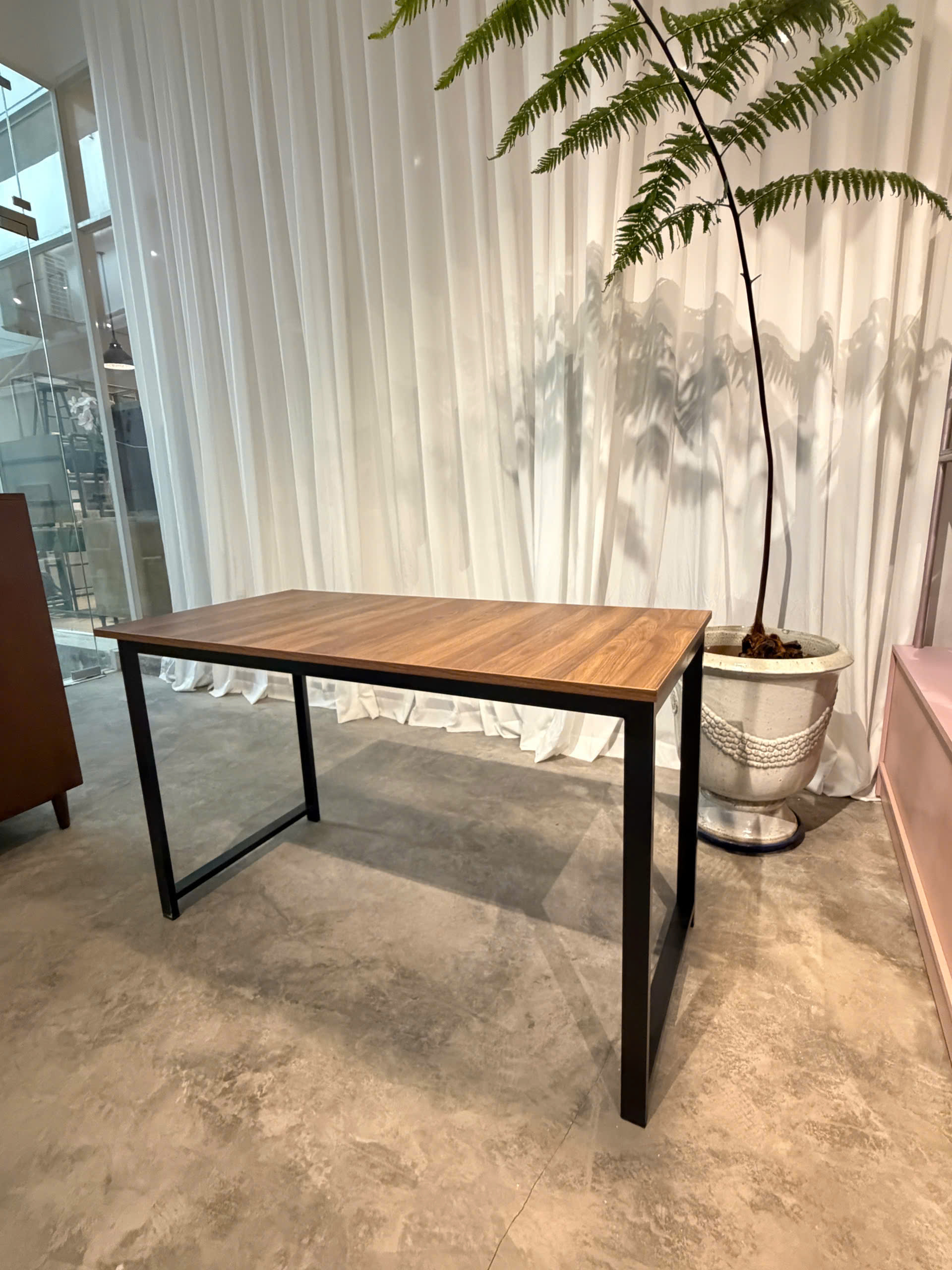 Desk 41