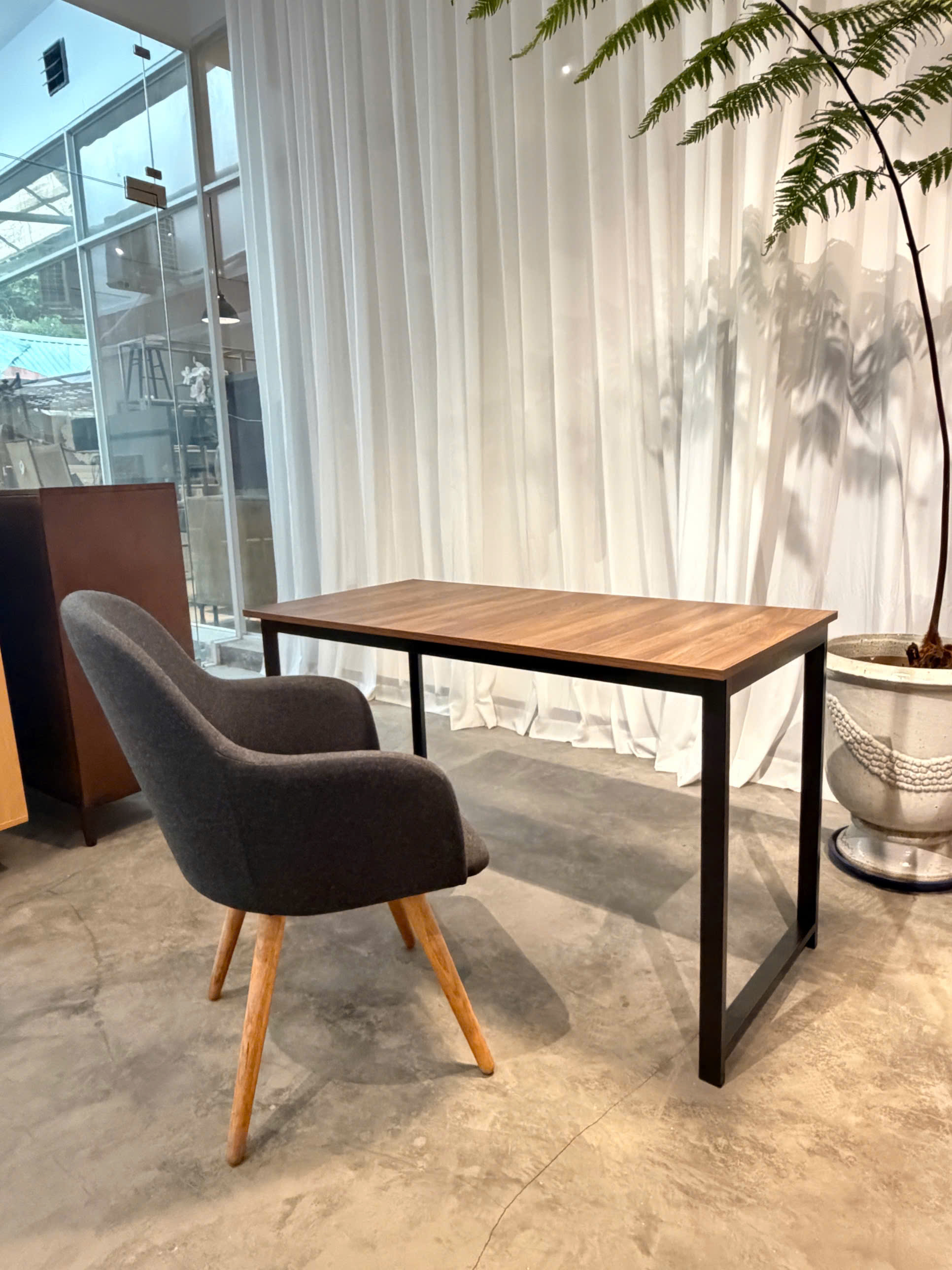 Desk 41