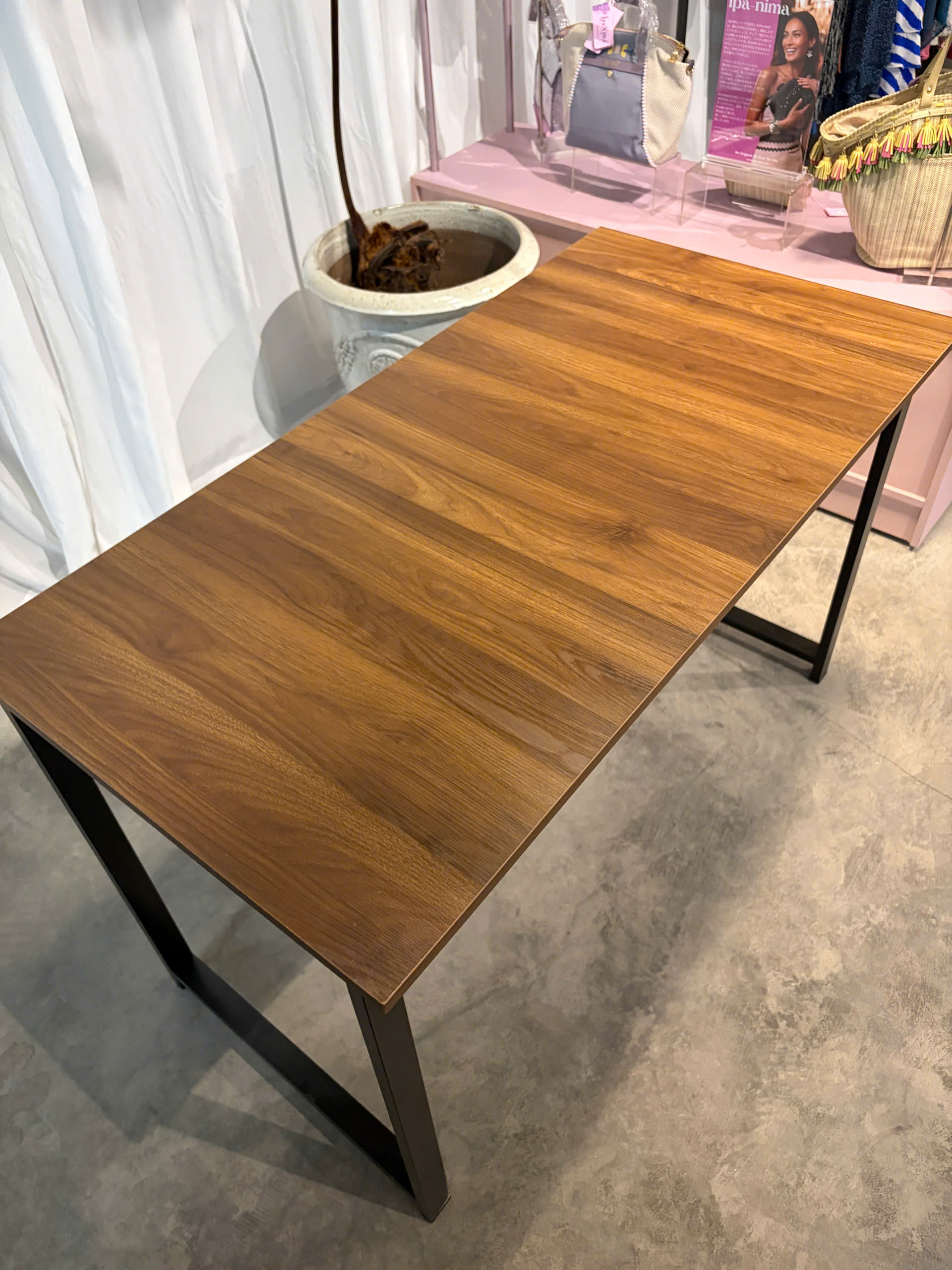 Desk 41