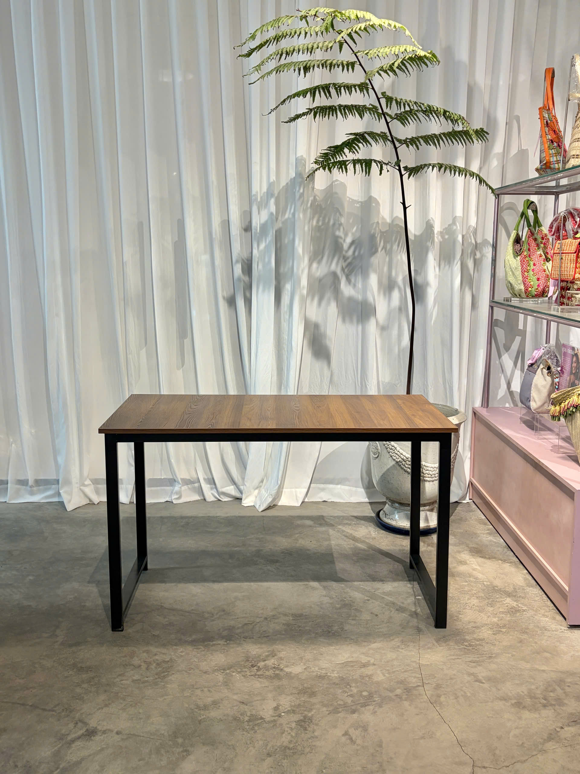 Desk 41