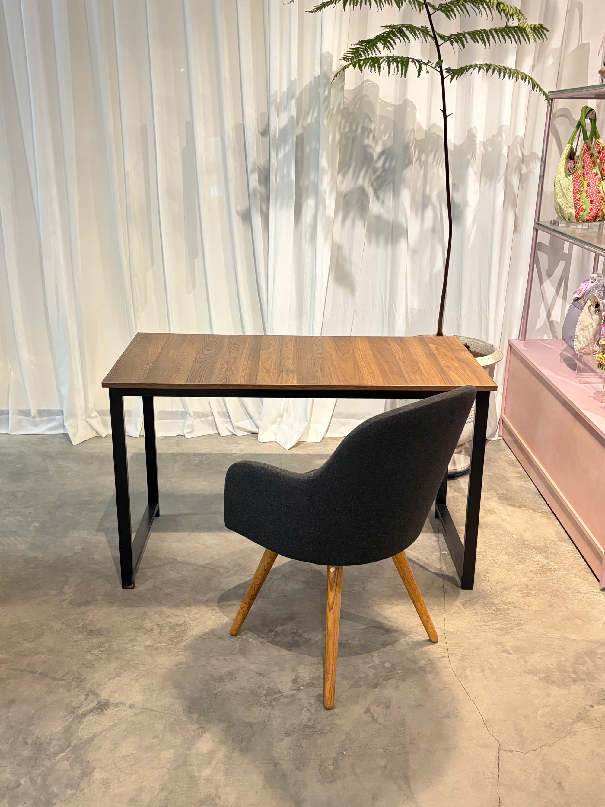 Desk 41