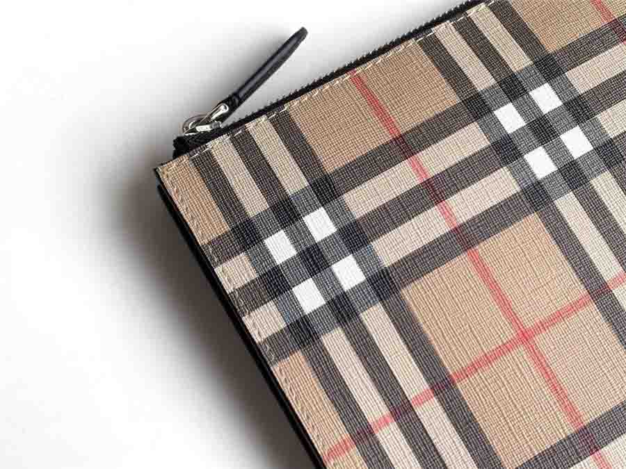 vi_cam_tay_burberry_vintage_check_e_canvas_zip_pouch_nau_vang_1.jpg