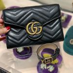 gg-marmont-matelasse-mini-mau-den-day-xich-logo-mau-vang-474575-drw1t.jpg
