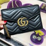 gg-marmont-matelasse-mini-mau-den-day-xich-logo-mau-vang-474575-drw1t.jpg