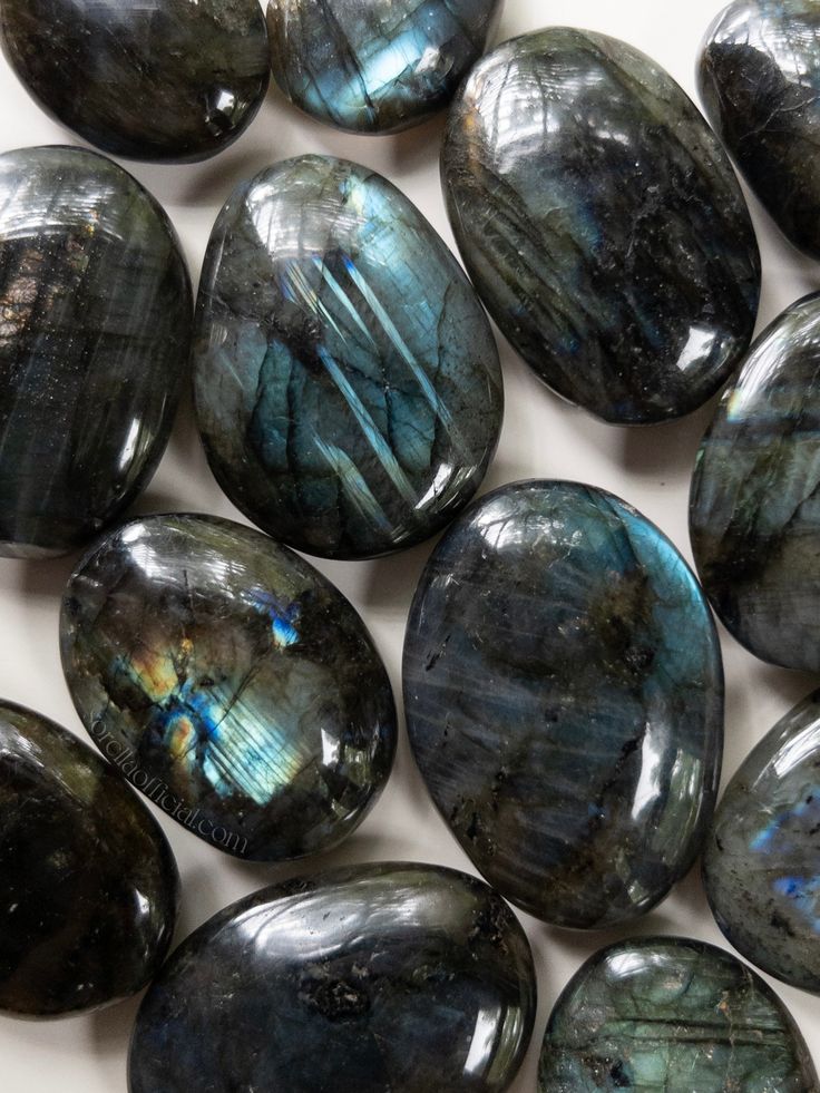 Cẩm Nang Chơi Đá #7: Đá Labradorite – Viên Đá Ánh Sáng Huyền Bí