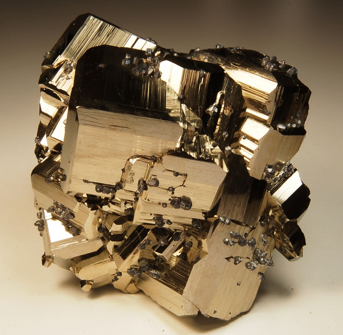 Cẩm Nang Chơi Đá #9: Đá Pyrite – Viên Đá Vàng Kim Của Tài Lộc, Sức Mạnh