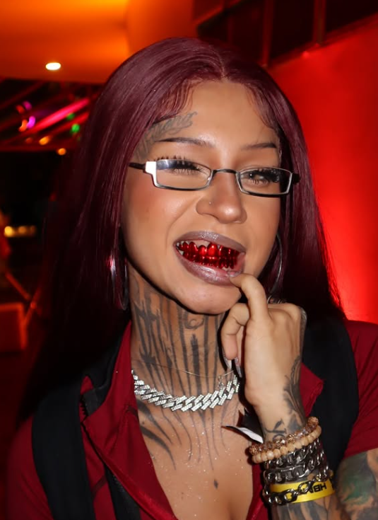 Mika (@mikattoo) – Nữ Hoàng Grillz Trên TikTok