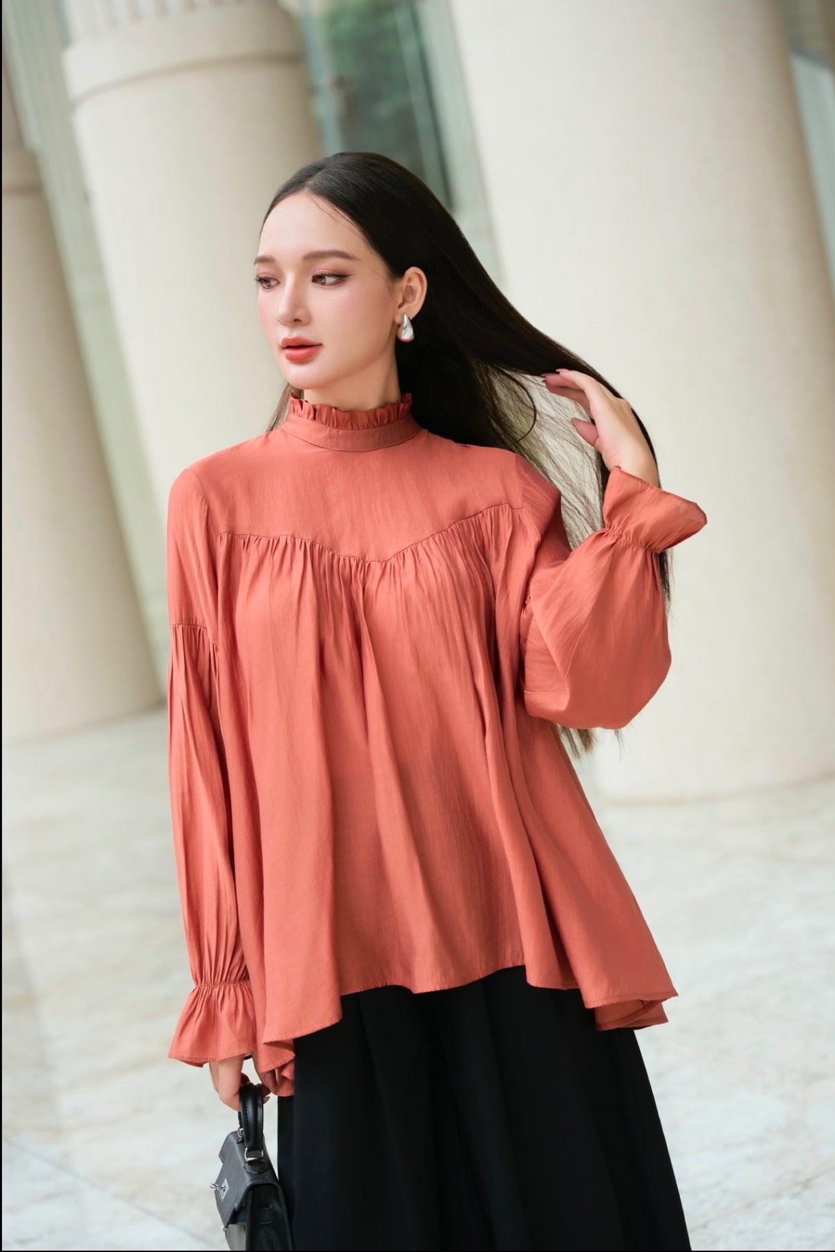 Áo lụa xếp ly ngực