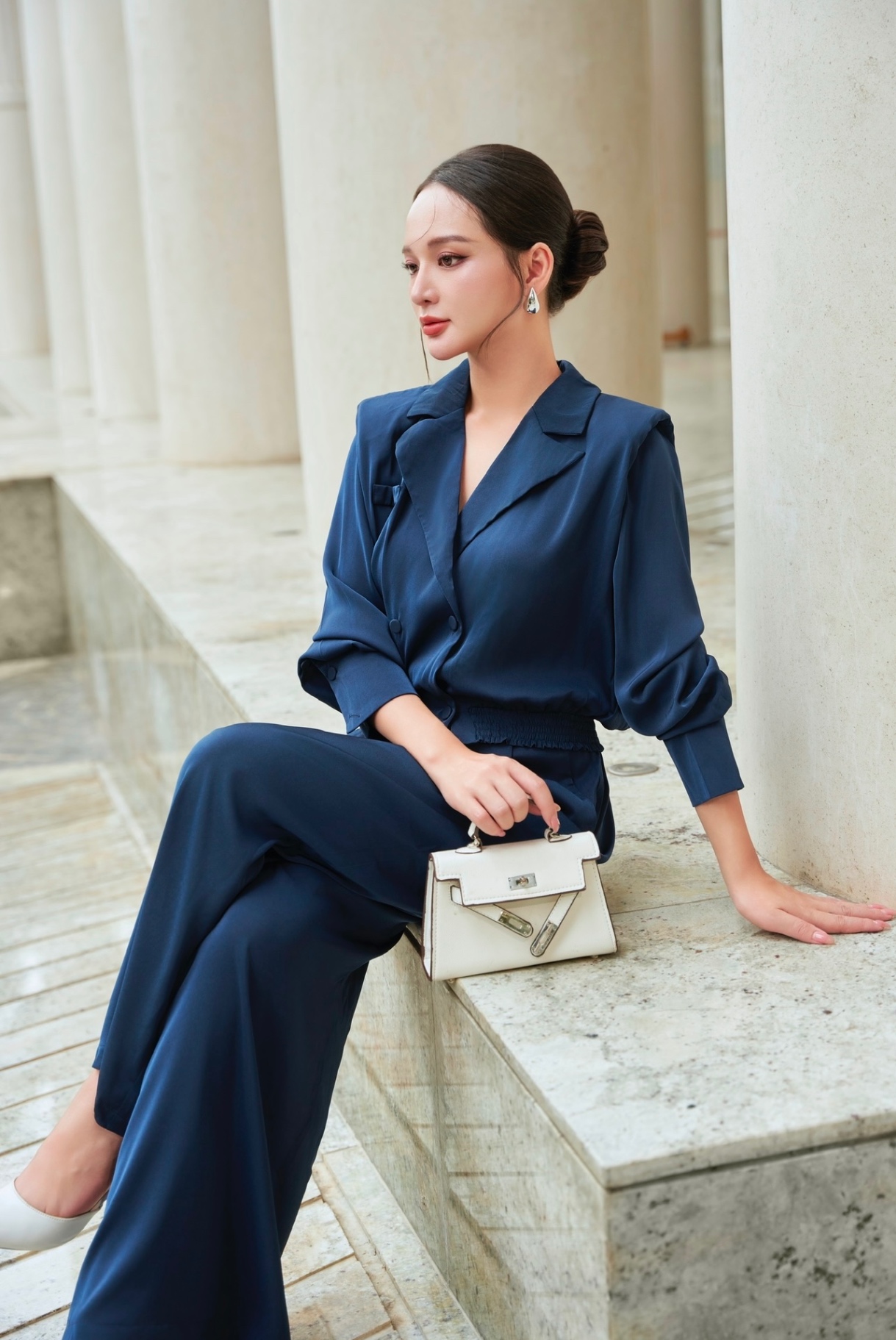 Bộ đồ satin áo vest khuy lệch