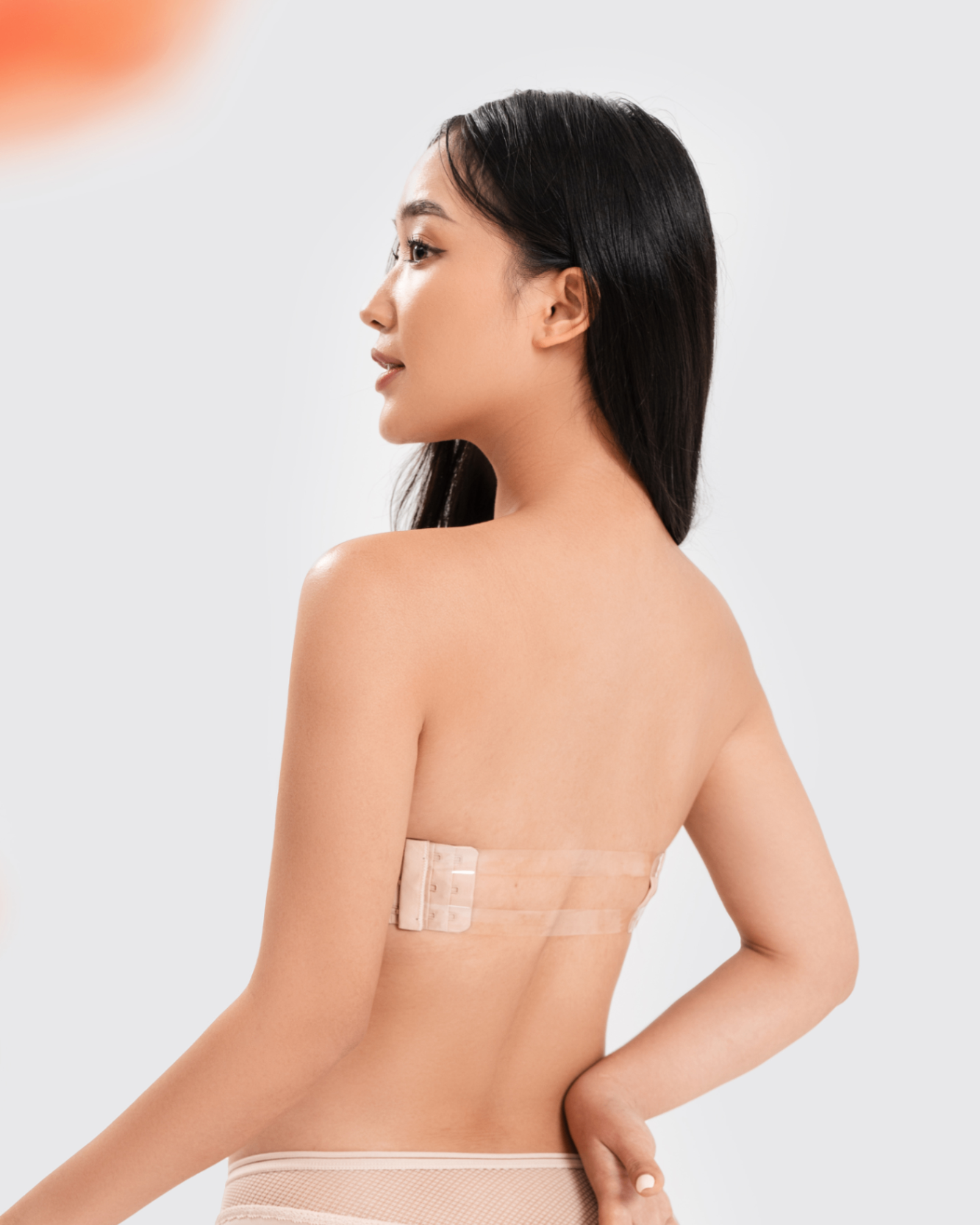 Chọn áo ngực dán mặc đầm hở lưng như thế nào cho tinh tế?