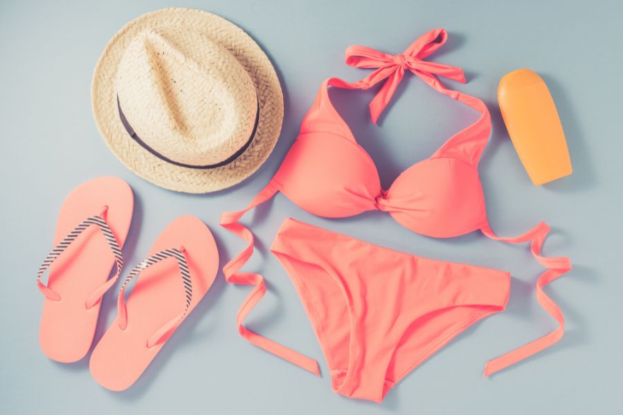 Bikini màu hồng phối phụ kiện