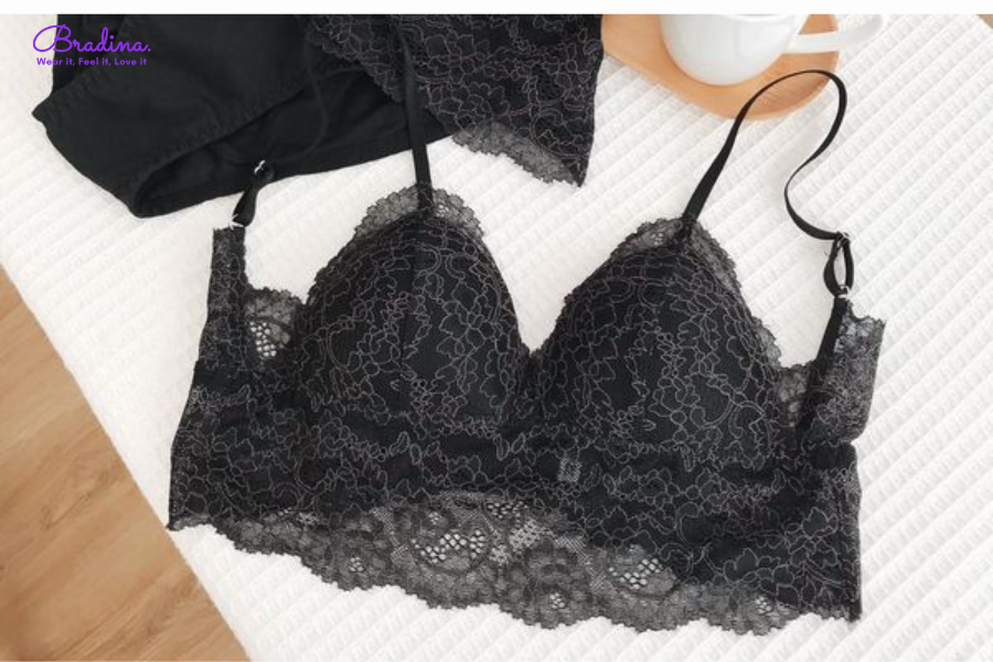 Mặc bralette và thử di chuyển cùng áo