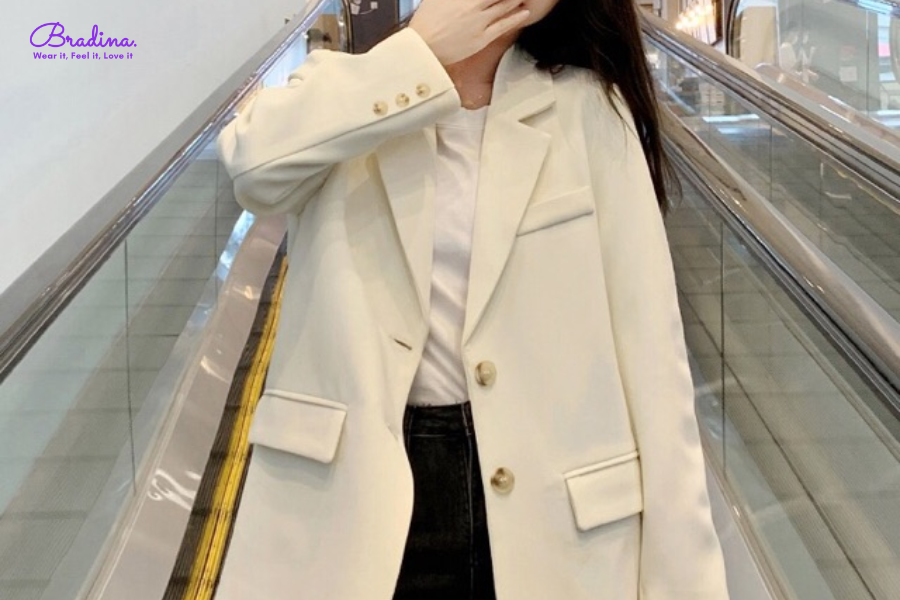 Áo giữ nhiệt trắng phối cùng blazer