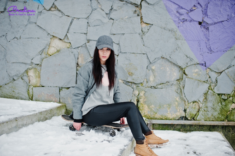 Phối quần legging + hoodie + mũ lưỡi trai