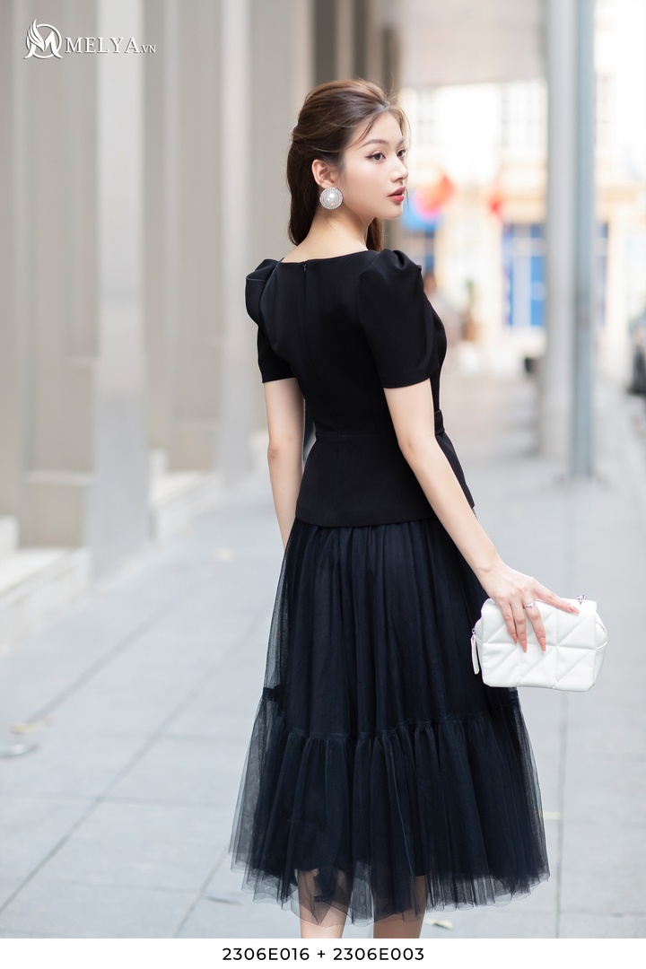 Chân váy đen dáng xòe trẻ trung, xinh xắn - Chân váy ngắn | ThờiTrangNữ.vn