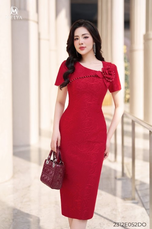 Đầm ôm cổ lệch đính kết hoa 3D - Đỏ