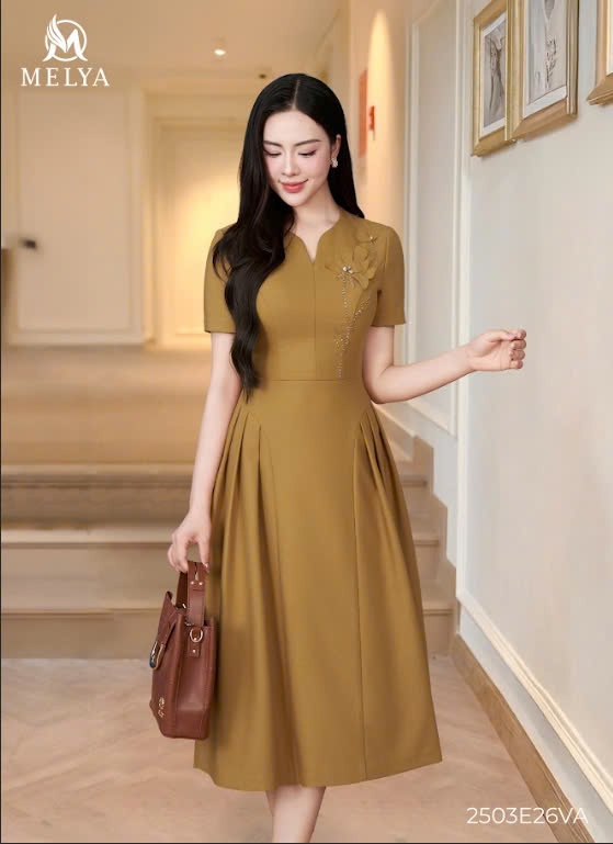 Đầm xòe - Xếp ly vàng đồng đính hoa 3D - Vàng đồng