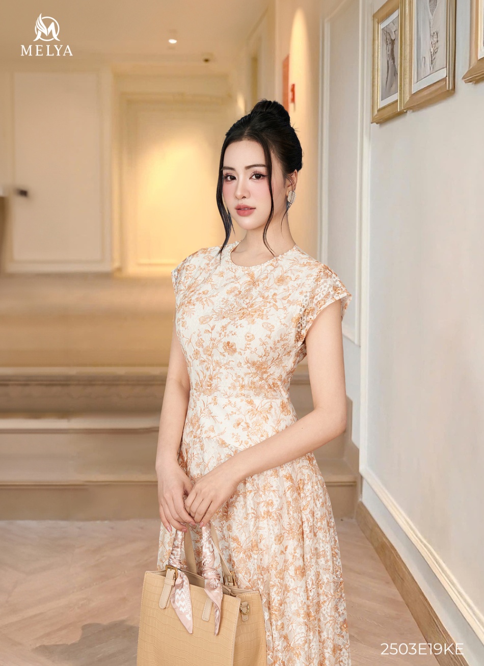Đầm xòe - Ren hoa tay chờm đính kết cổ - Kem phối vàng