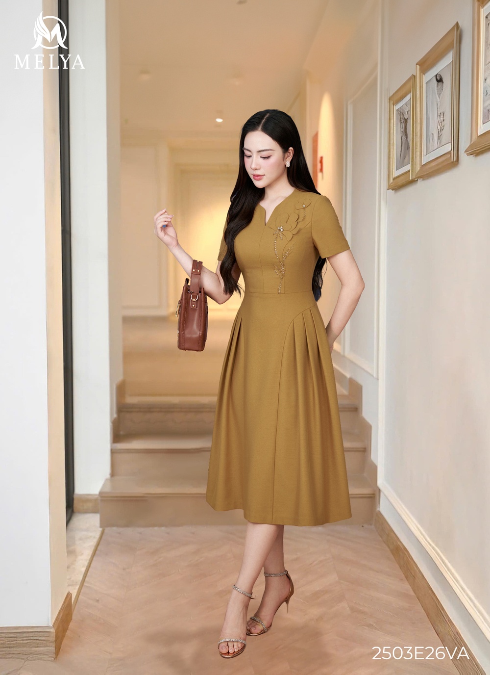 Đầm xòe - Xếp ly vàng đồng đính hoa 3D - Vàng đồng