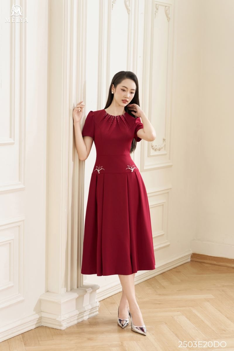 Đầm xoè - Cổ xếp nếp đính kết pha lê - Đỏ đô