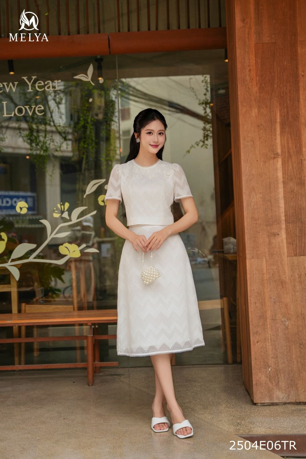 Set bộ - Áo croptop + chân váy A tơ vân phối hoa 3D - Trắng