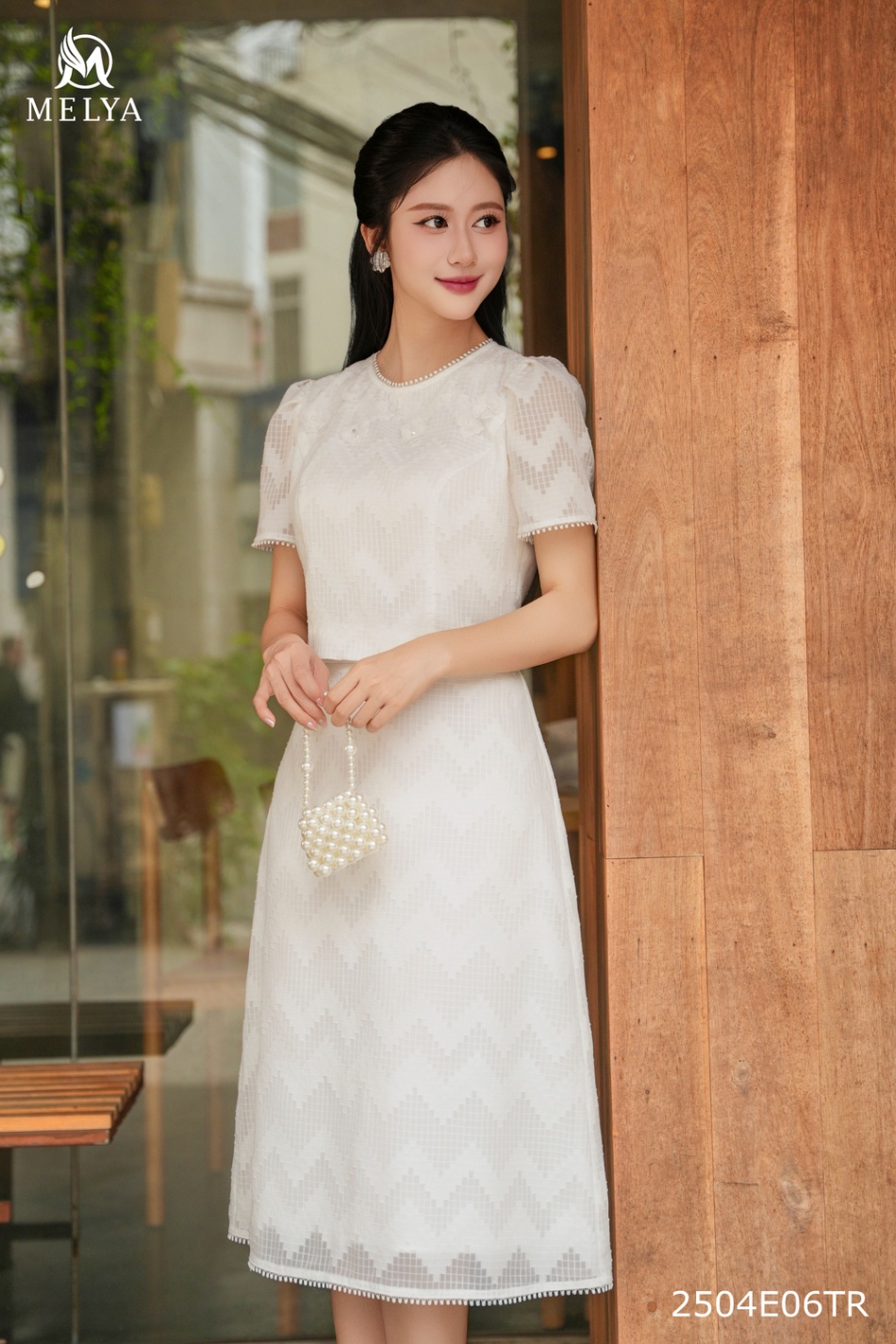 Set bộ - Áo croptop + chân váy A tơ vân phối hoa 3D - Trắng