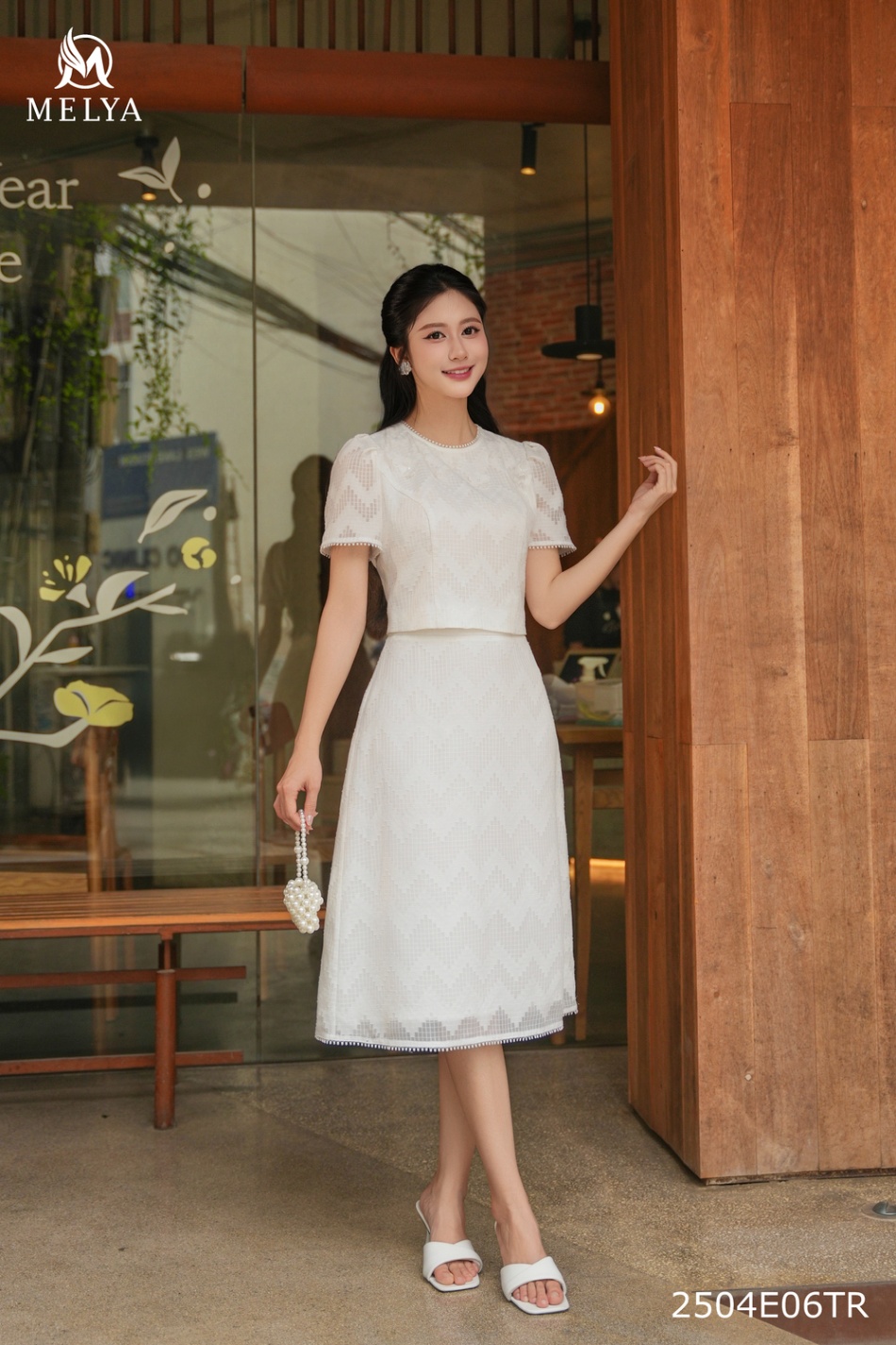 Set bộ - Áo croptop + chân váy A tơ vân phối hoa 3D - Trắng