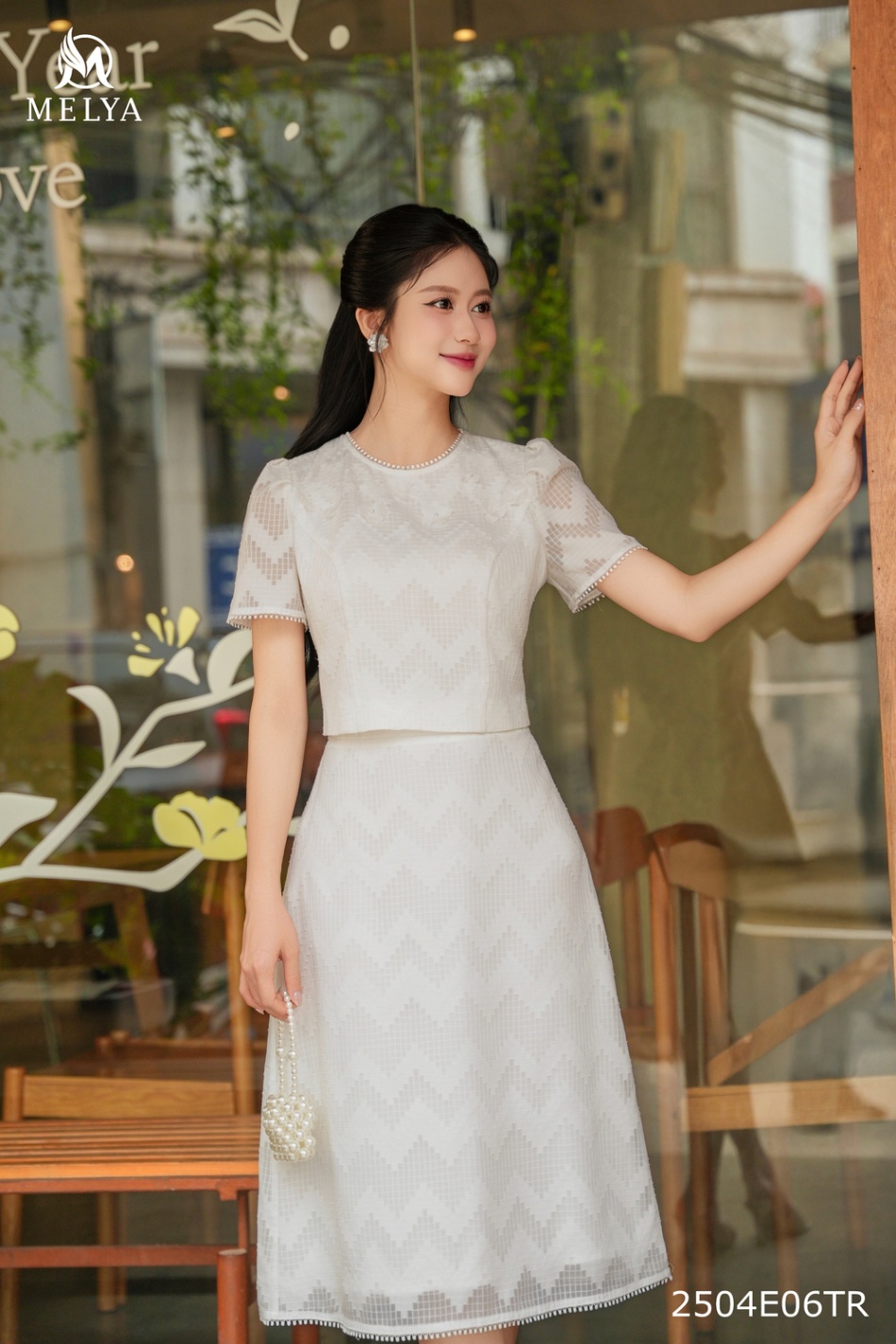Set bộ - Áo croptop + chân váy A tơ vân phối hoa 3D - Trắng