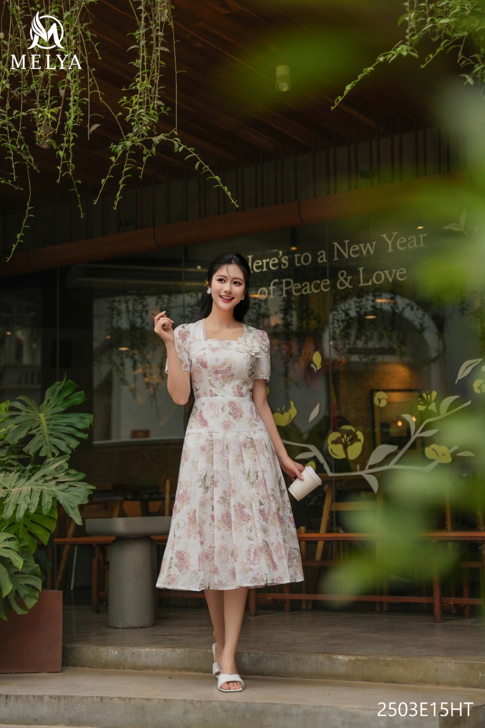 Đầm xoè - Thô boi thêu hoạ tiết phối viền ren - Họa tiết