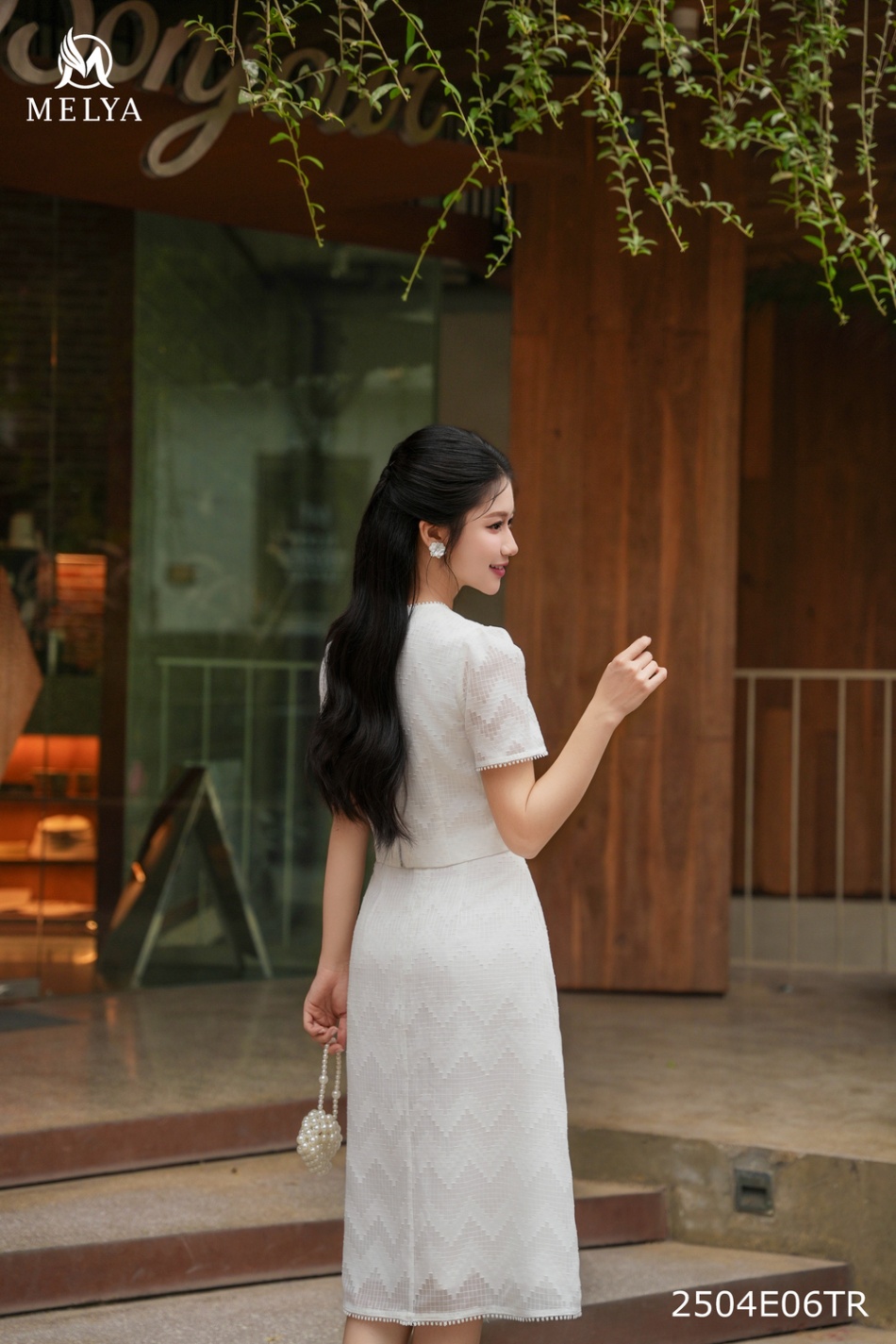 Set bộ - Áo croptop + chân váy A tơ vân phối hoa 3D - Trắng