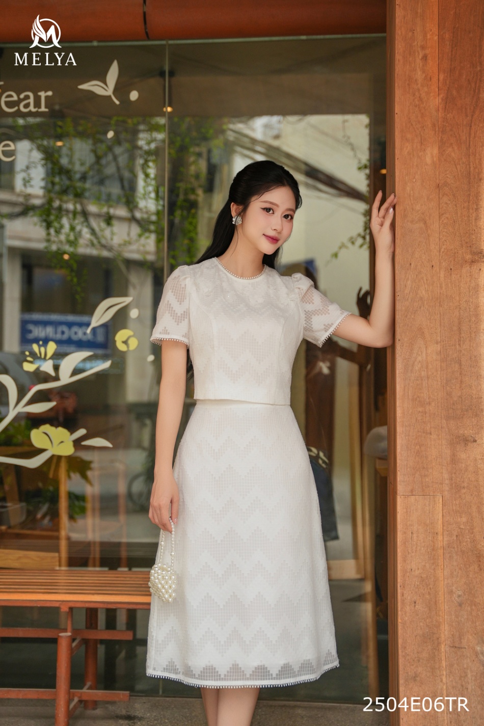 Set bộ - Áo croptop + chân váy A tơ vân phối hoa 3D - Trắng