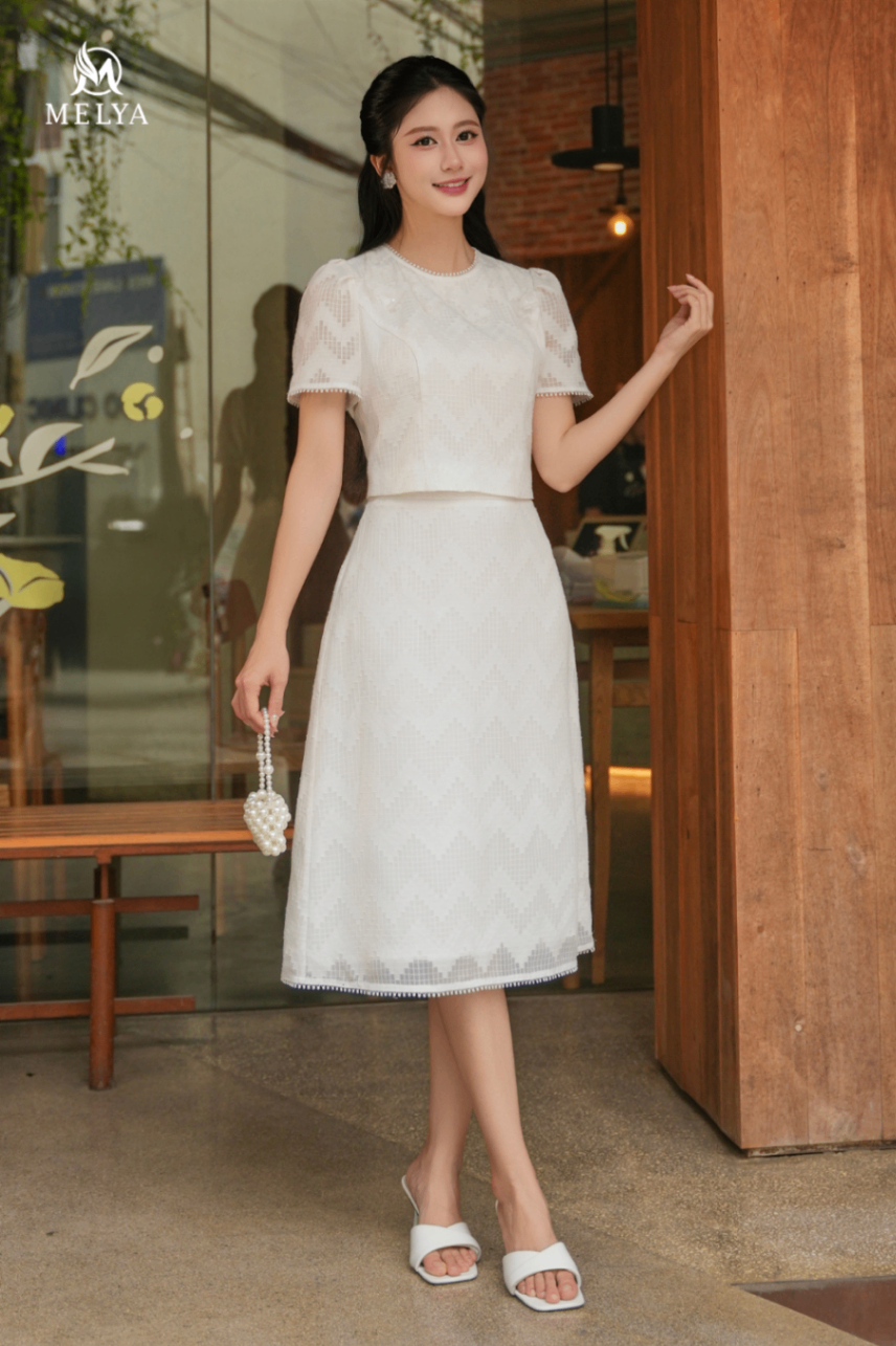 Set bộ - Áo croptop + chân váy A tơ vân phối hoa 3D - Trắng
