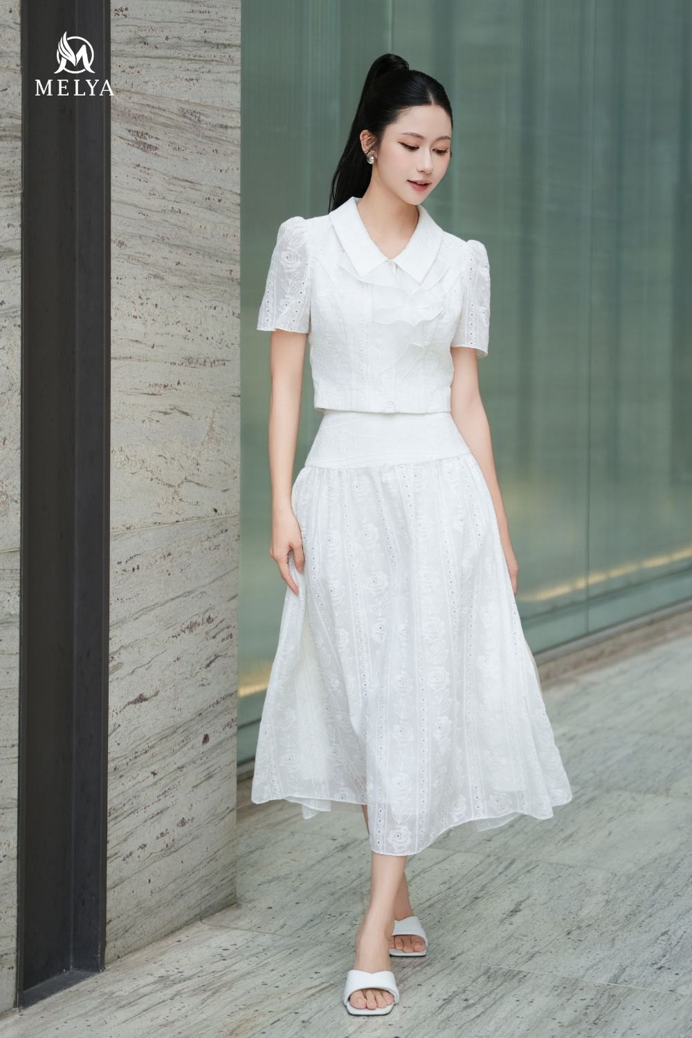 Set bộ - Áo kiểu + chân váy xòe thô boi dệt hoa hồng - Trắng