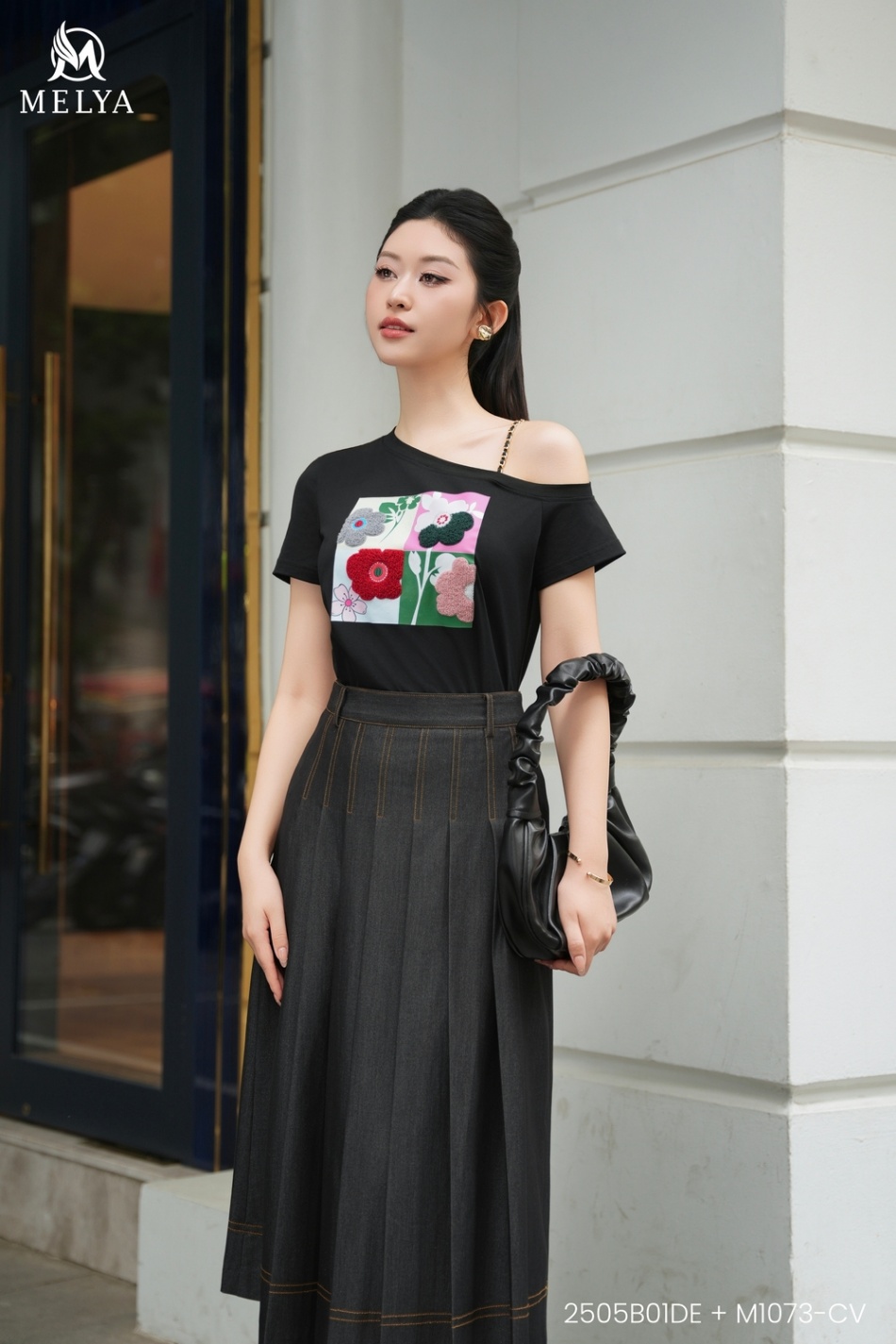 Áo phông - Lệch vai thêu hoa nổi - Đen