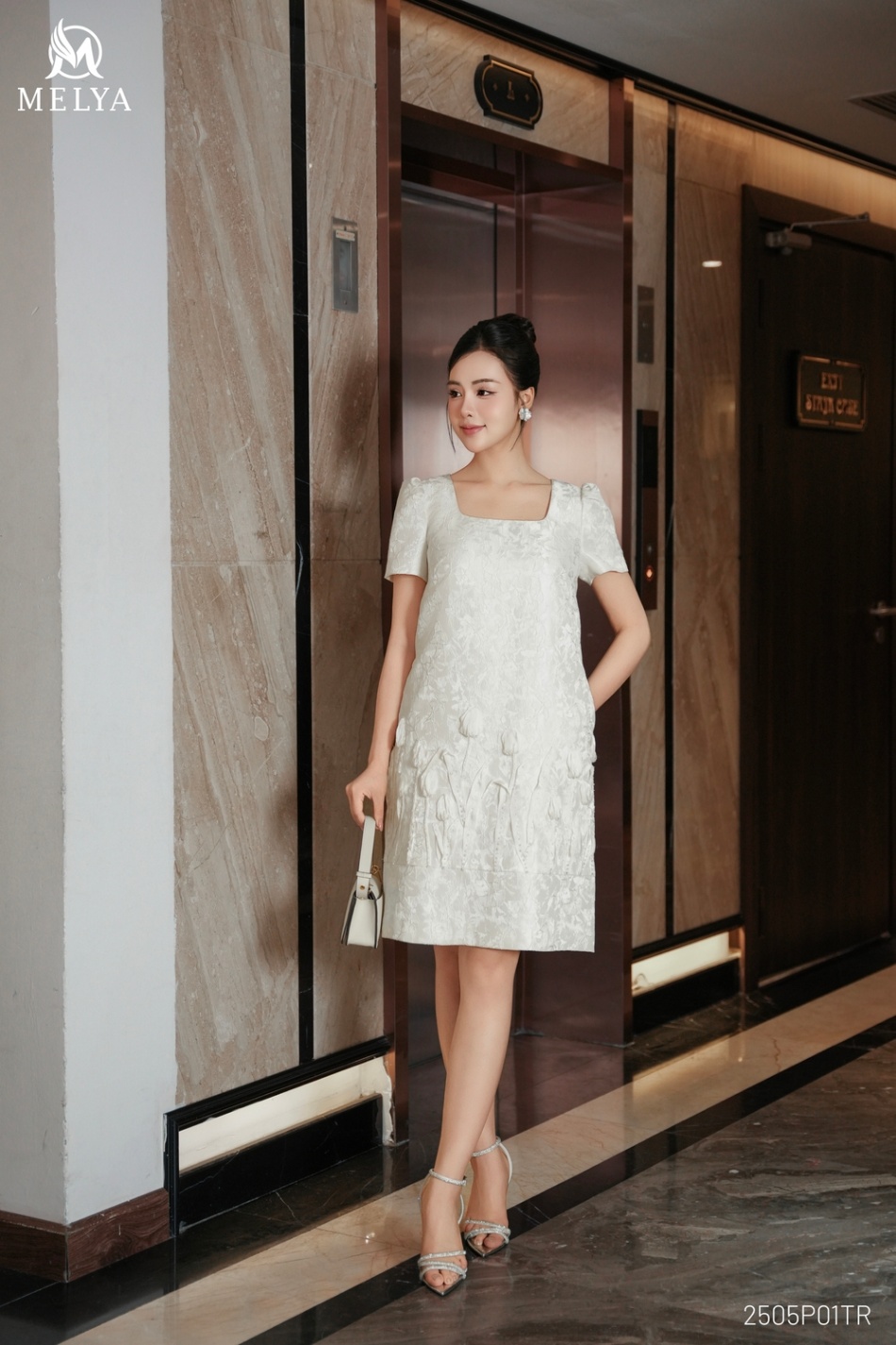 Đầm suông - Gấm đính hoa tuylip - Trắng
