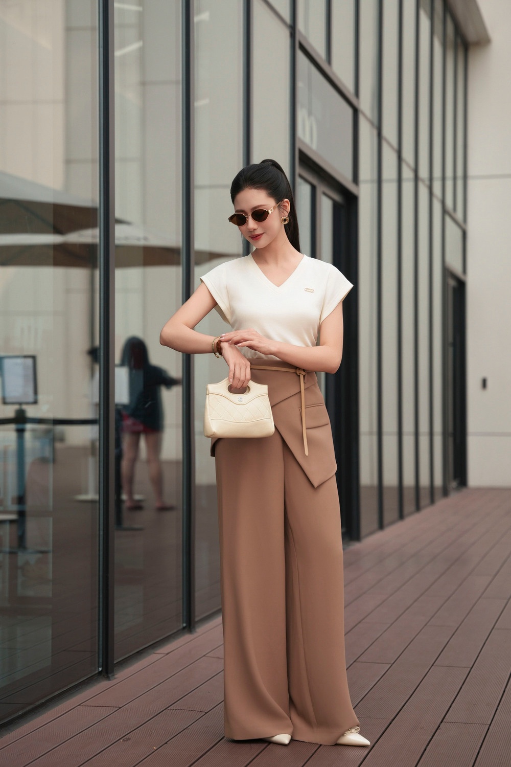Áo phông - Cổ V tay cách điệu - Be sáng