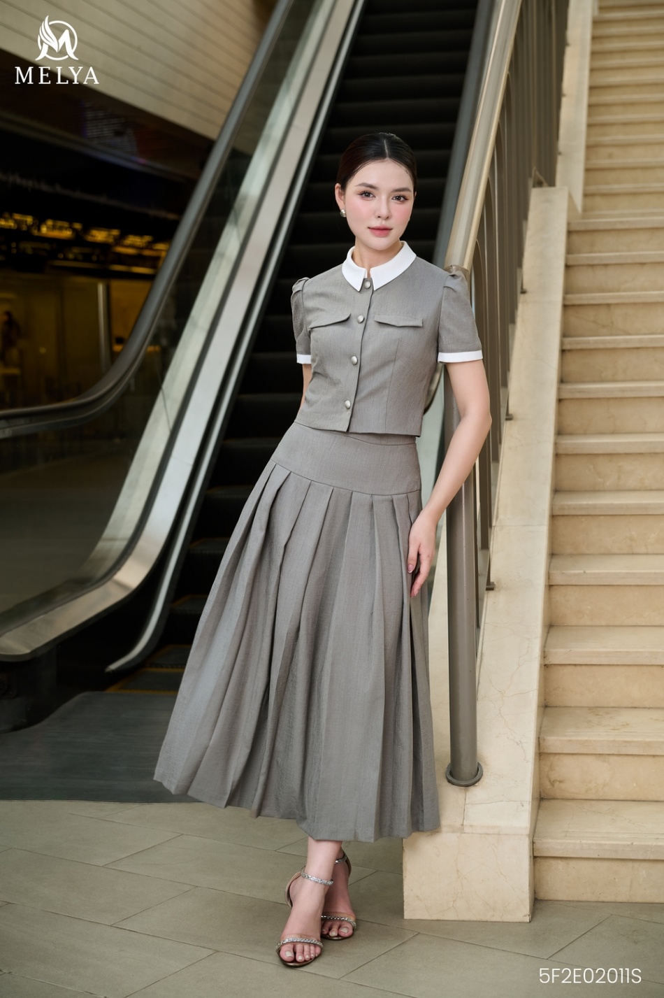 Set bộ - Áo croptop + chân váy - The Urban Ease - Xám ghi phối trắng