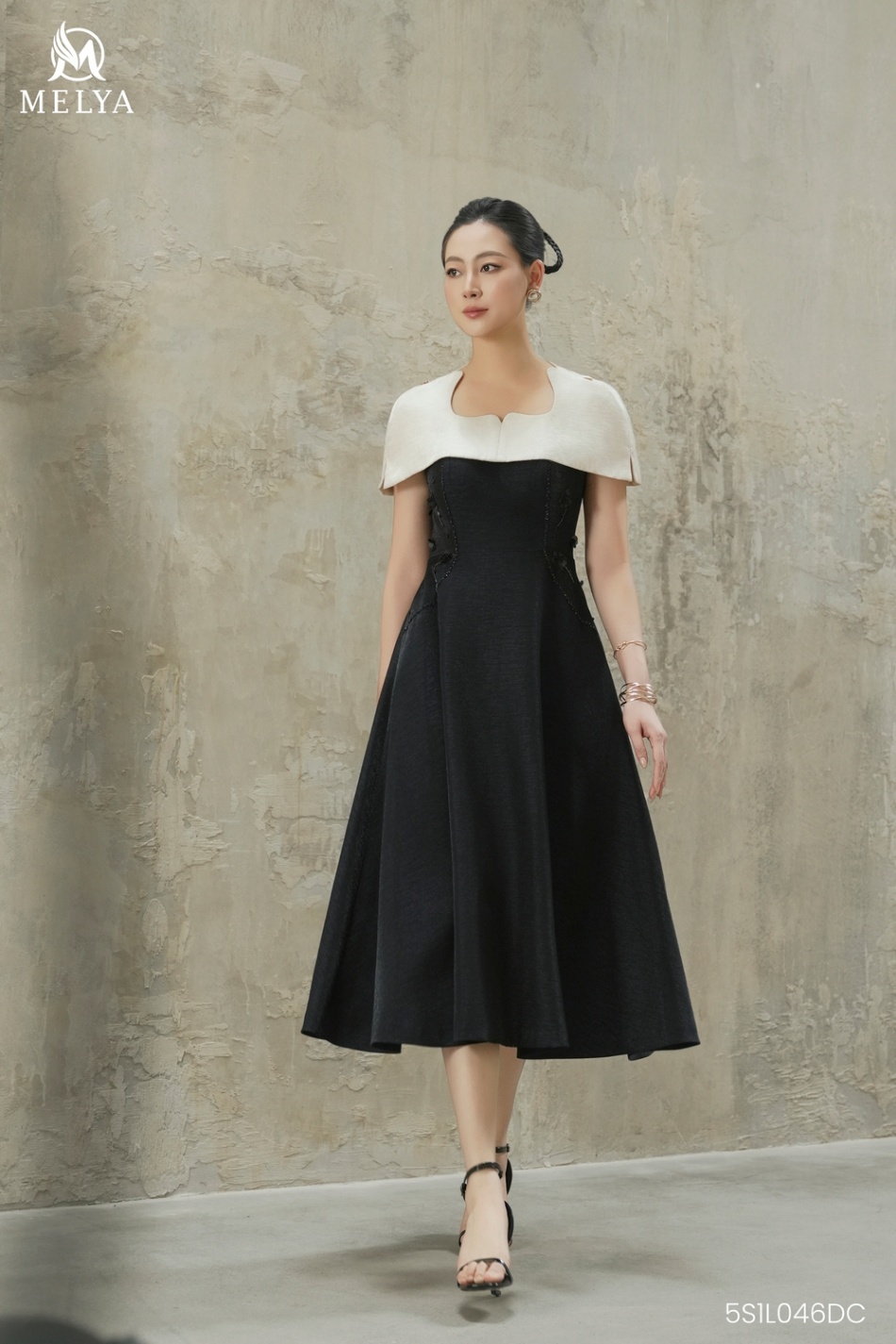Đầm xoè - Clourdy dress choàng vai - Đen phối be