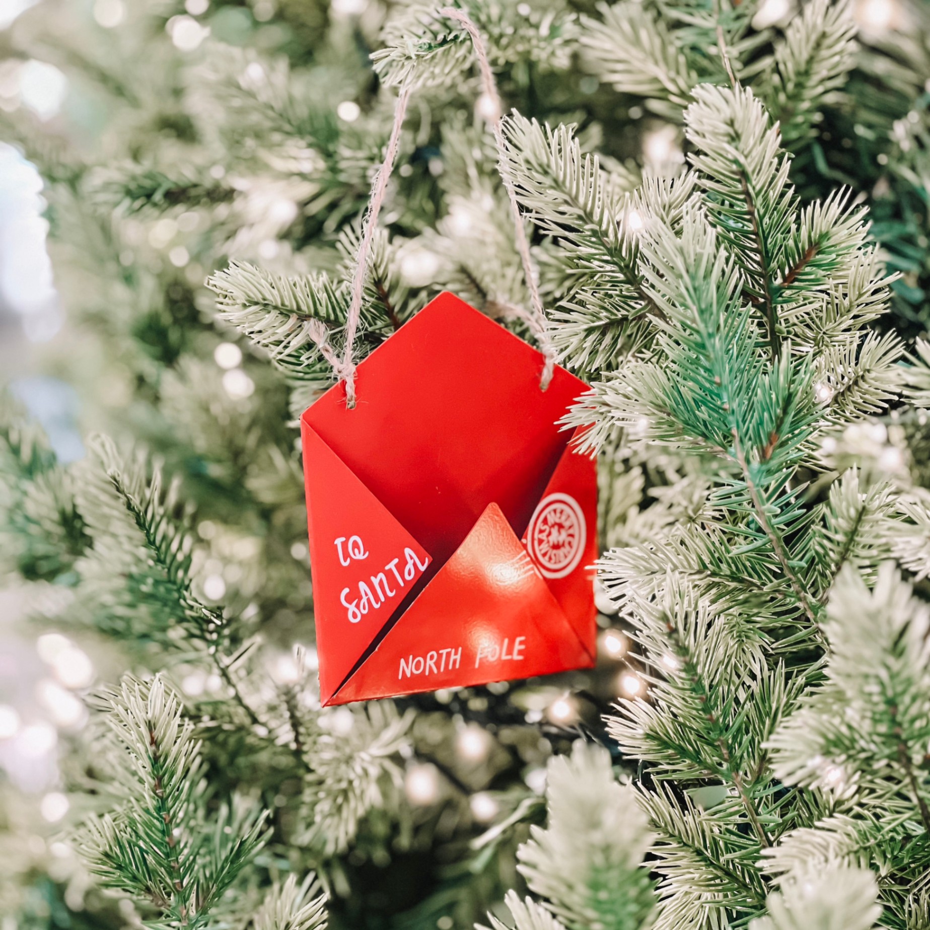 Iron Red Letter Ornament W23 - Đồ Treo Hình Lá Thư Bằng Sắt