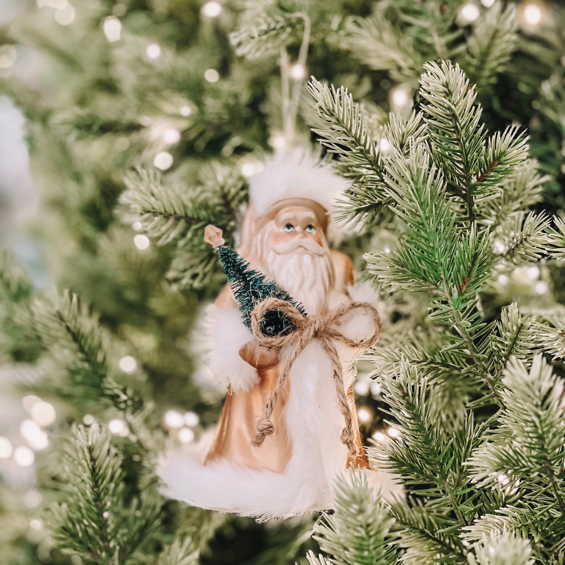 Glass Husband Takes Christmas Tree W23 - Đồ Treo Ông Già Noel Cầm Cây Thông