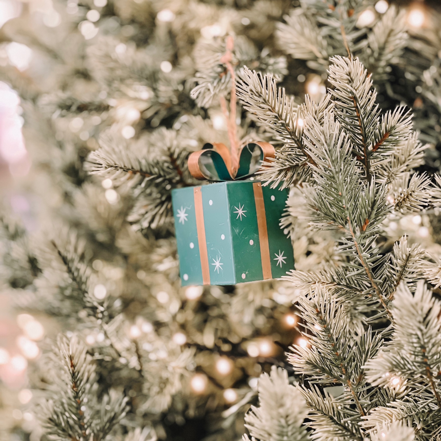 Blue Gift Box Ornament W23 - Đồ Treo Hình Hộp Quà Màu Xanh