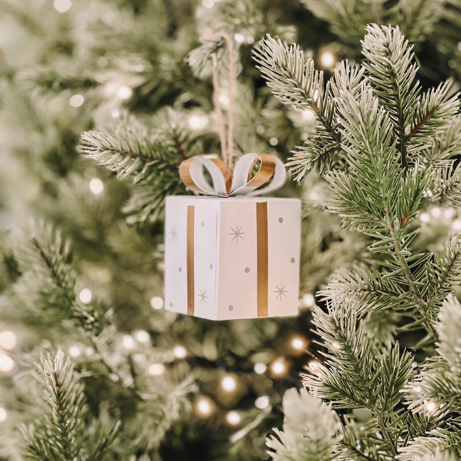 White Gift Box Ornament W23 - Đồ Treo Hình Hộp Quà Màu Trắng