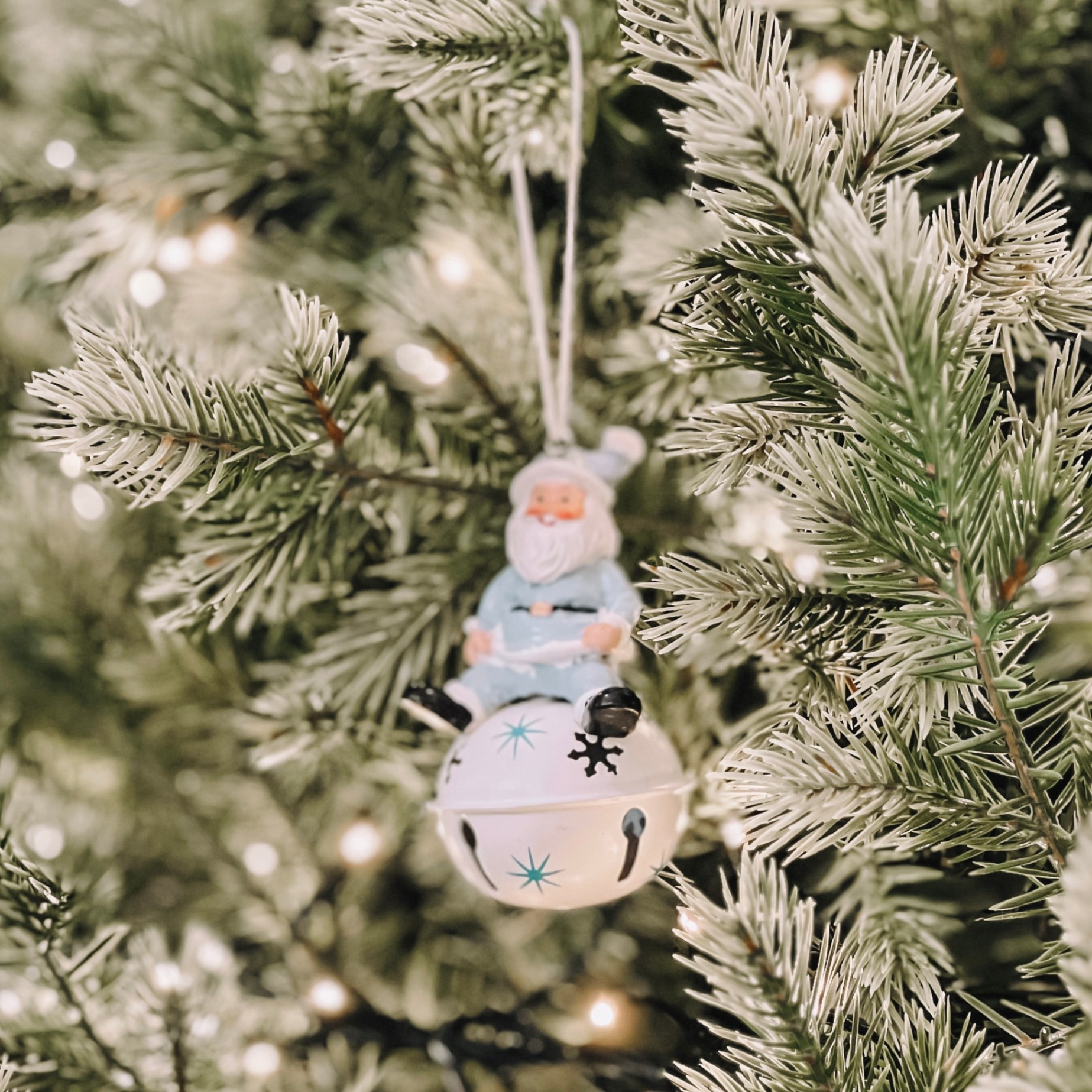 Santa on Ball Ornament W23 - Đồ Treo Ông Già Noel Trên Banh