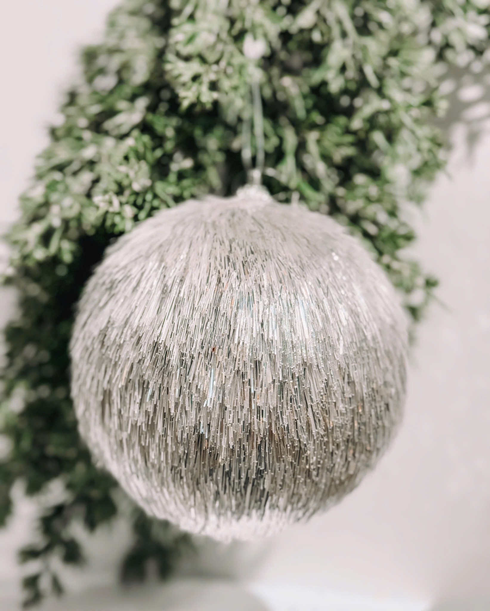 Diamond White Plush Fabric Ornament 12cm-Trái Châu Nhung Màu Trắng Bạch Kim 12cm