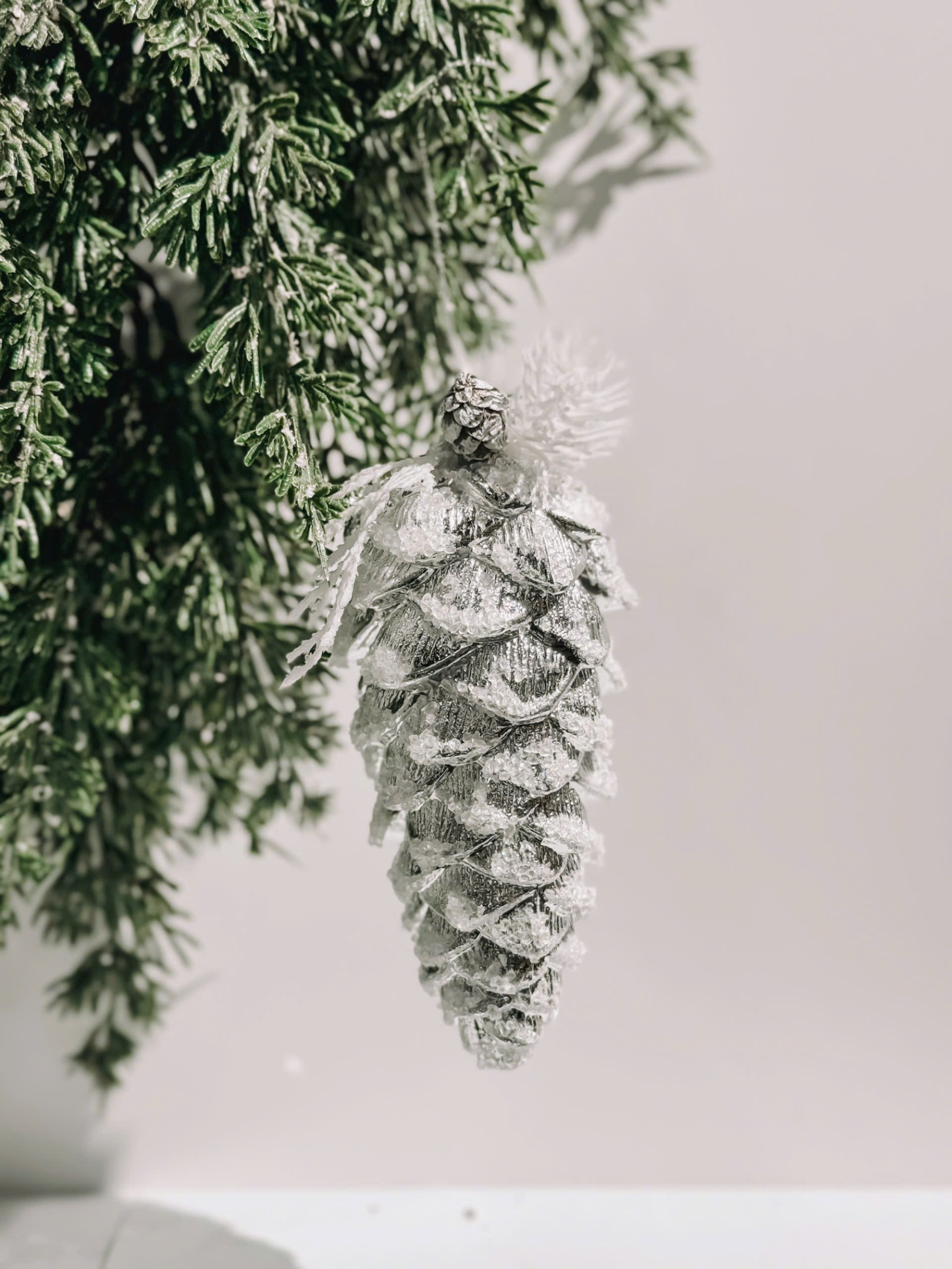 Plastic Pine Cone Ornament - Đồ Treo Quả Thông Thủy Tinh