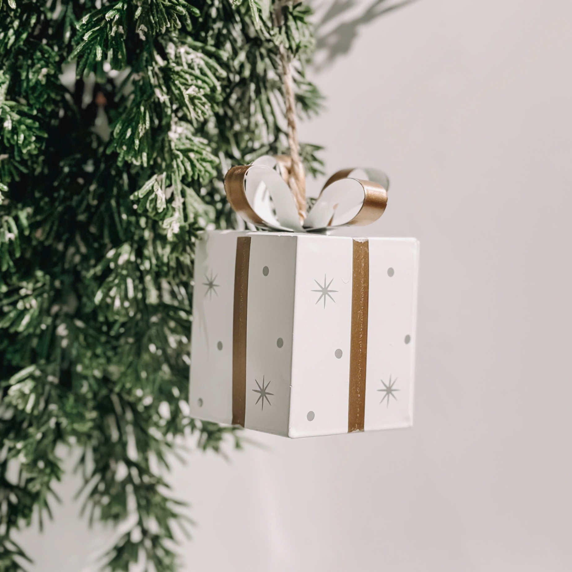 White Gift Box Ornament W23 - Đồ Treo Hình Hộp Quà Màu Trắng